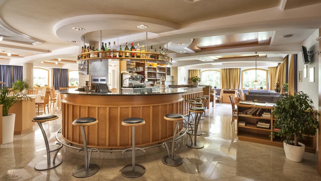 Hotel Bischofhof - Bistro Jasmin Chiusa Luaran gambar