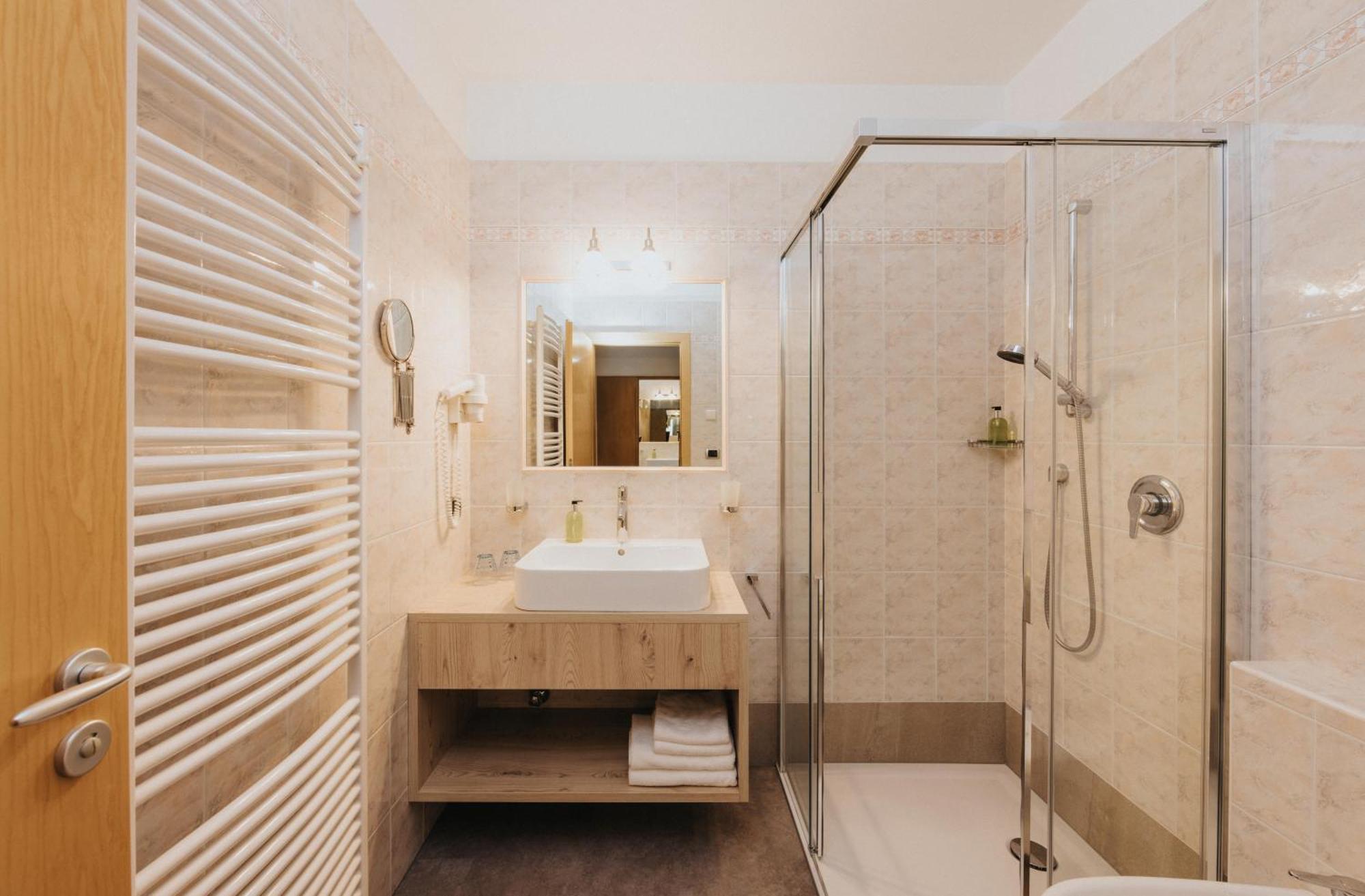 Hotel Bischofhof - Bistro Jasmin Chiusa Luaran gambar