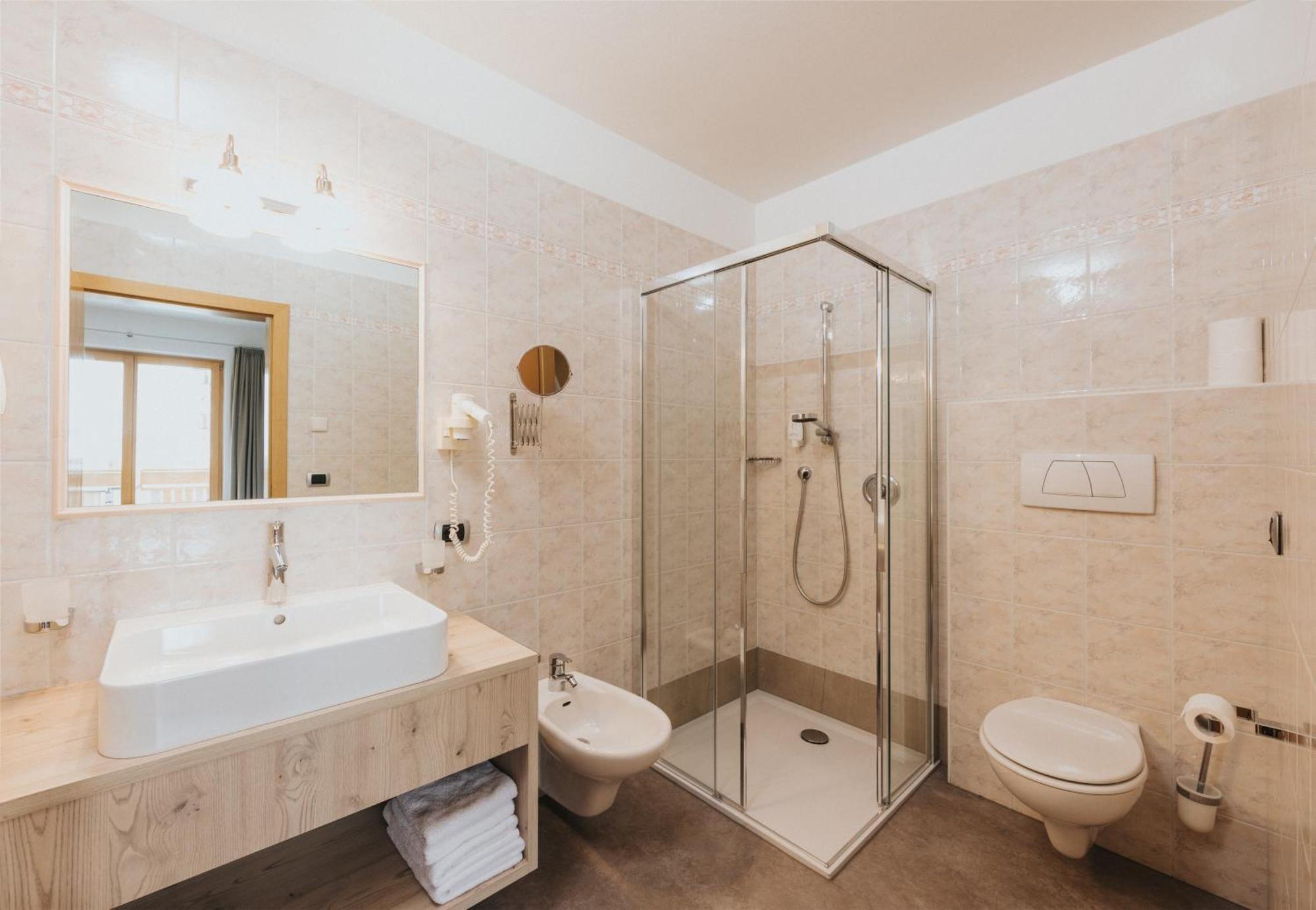 Hotel Bischofhof - Bistro Jasmin Chiusa Luaran gambar